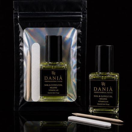 DANIÀ Nagelpflege Set mit Nail & Cuticle Oil 12 ml, Nagelfeile und Holzstäbchen